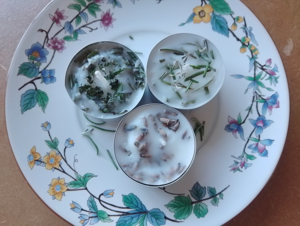 Maak kaarsen met lavendel, munt en&nbsp;rozemarijn